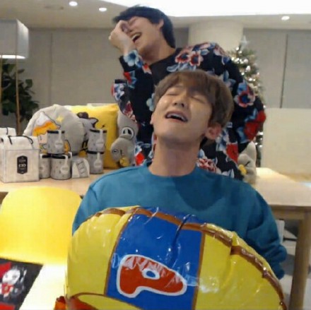 SJ、EXO终极大PK 欧巴们化身圣诞老人陪你过圣诞