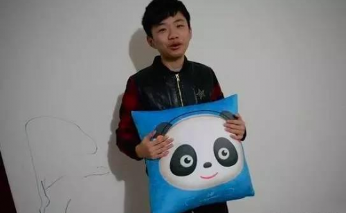 12岁少年退学签约熊猫TV当主播 上学VS赚钱！怎么看？
