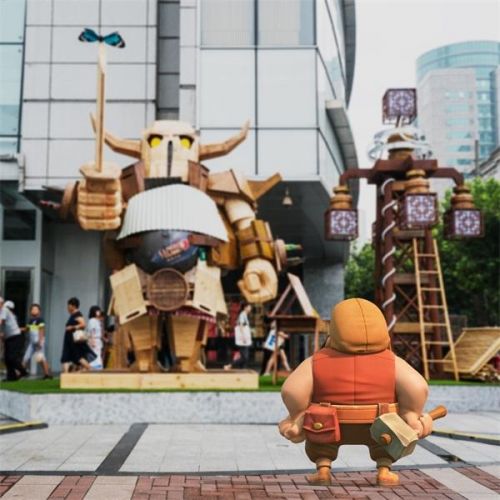 《部落冲突》建筑工人抵达上海 建4米高皮卡超人