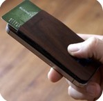 木质iPhone保护壳：兼具钱包功能 可放置各种卡片