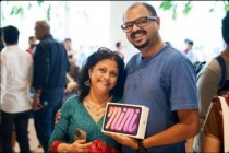 苹果公司首家印度零售店在孟买正式开业 库克亲临现场