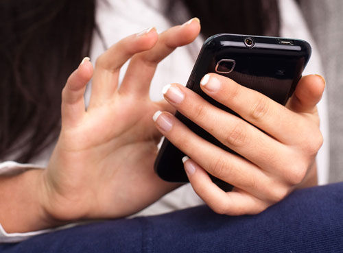 八成白领患手机依赖症 染上指尖上的 毒瘾