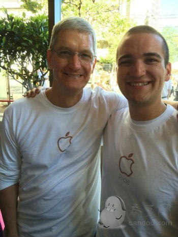 苹果CEO库克宣布出柜！网友叹：难怪iphone6容易弯！