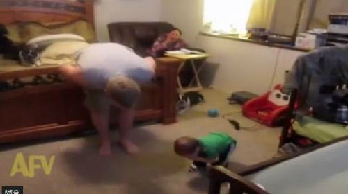 男子和儿子玩体感游戏 突遭斗牛犬咬了下体