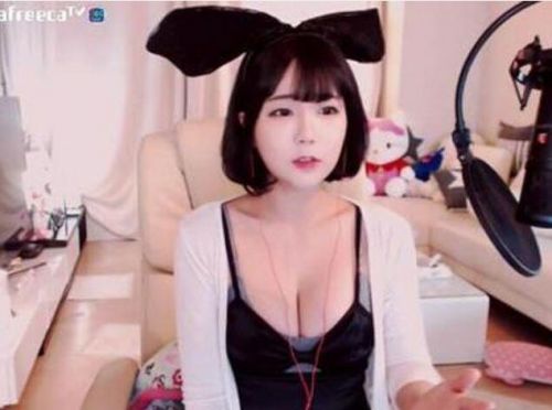 泰国女神熊猫tv直播首秀 辣眼睛