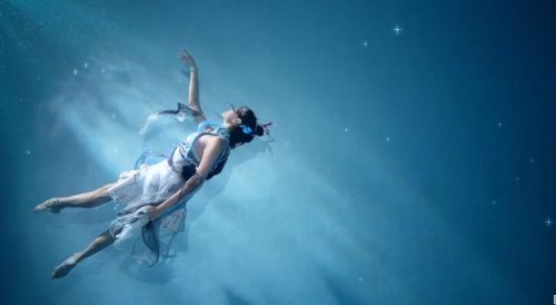 Coser姐姐水下舞蹈视频中的背景音乐叫 王者荣耀每日一题7.7答案最新