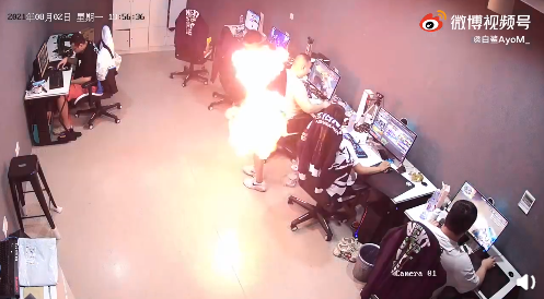 惊险！CF一哥白鲨工作室发生着火事件，队员点烟火机直接爆炸？